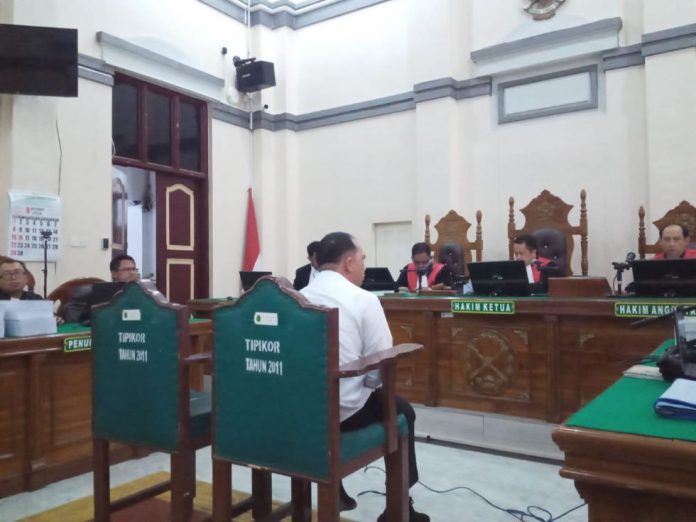 Bupati Labuhanbatu nonaktif, Erik Adtrada Ritonga, saat menjalani sidang pembacaan tuntutan