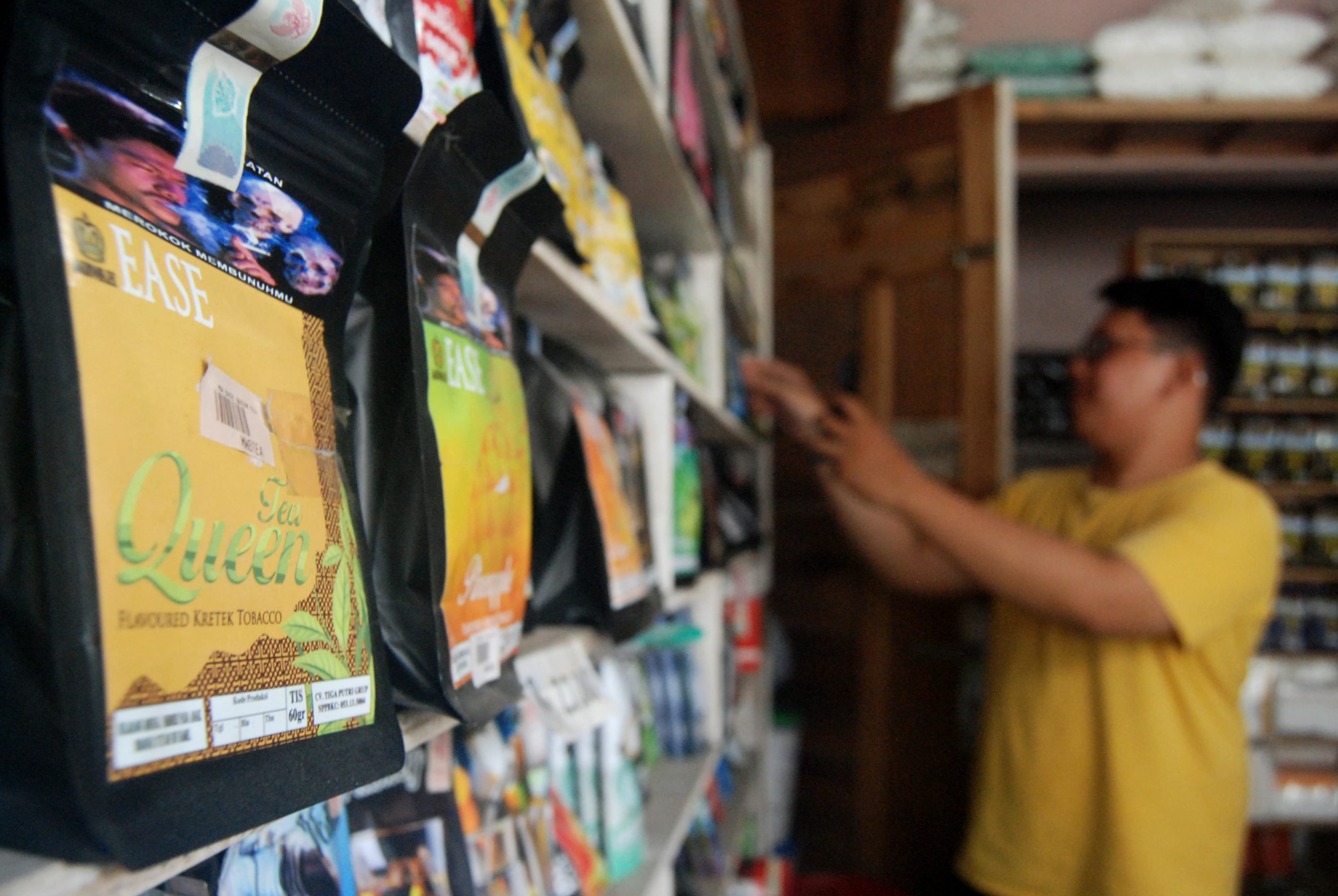 Deretan tembakau kemasan sedang dipajang oleh pedagang di Toko Tembakau Makmur, Deli Tua, Deli Serdang