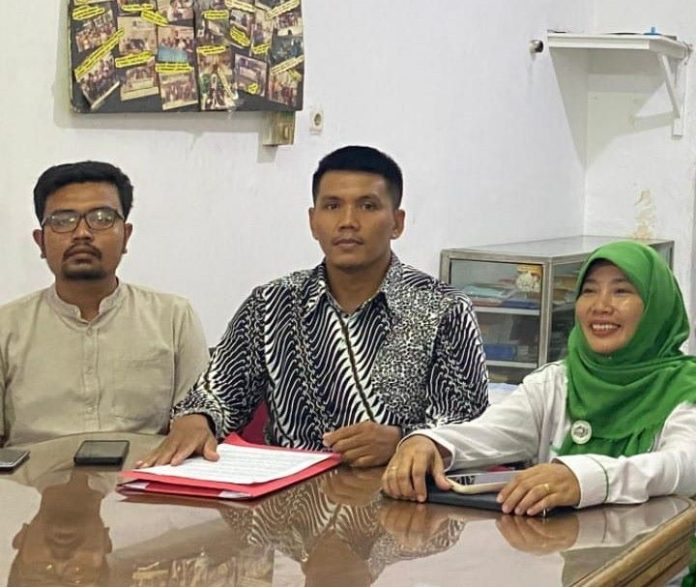 Direktur LBH, Irvan Saputra berfoto bersama beberapa guru