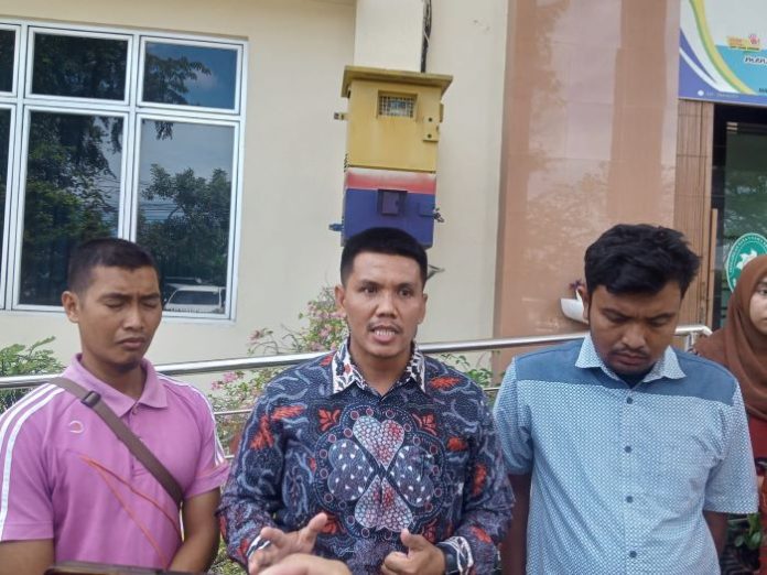 Direktur LBH Medan, Irvan Saputra (tengah), saat diwawancarai awak media