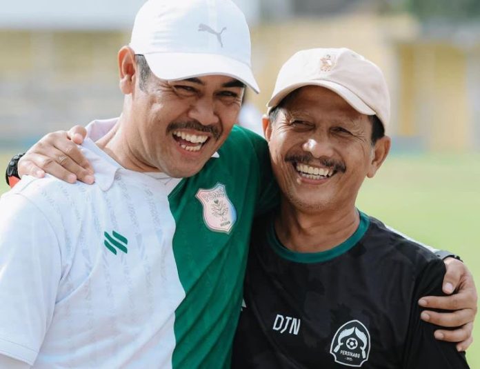 Djajang Nurjaman (kanan) bercanda dengan Pelatih PSMS Medan Nil Maizar.