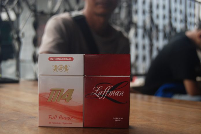 Dua jenis rokok non cukai atau ilegal yang masih dijual bebas di Medan, Sumatera Utara