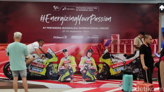 Figura MotoGP di Bandara Internasional Lombok menarik minat wisatawan untuk berfoto.