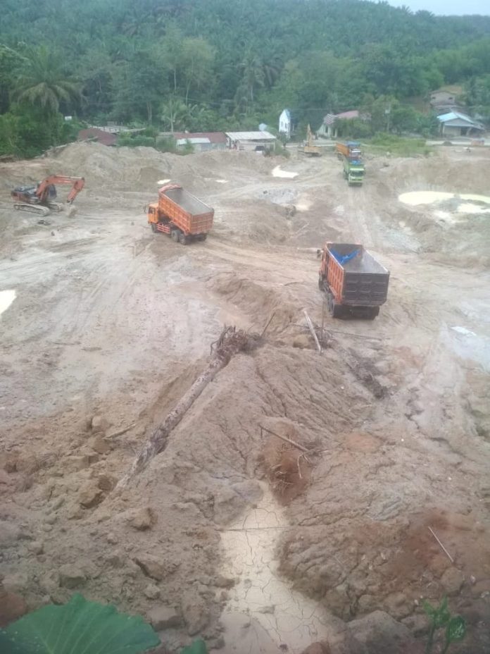 Lokasi galian C dikhawatirkan menimbun rumah warga jika terjadi longsor.(f: sembiring/mistar)