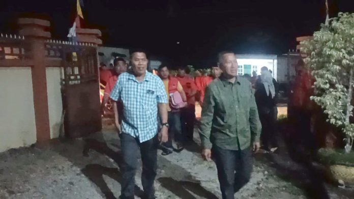 Bapaslon bupati/wakil bupati Ahmad Rizal - Darno berjalan memasuki halaman kantor Bawaslu Labura untuk melapor, Selasa (10/9) malam. (f : sunusi/mistar)