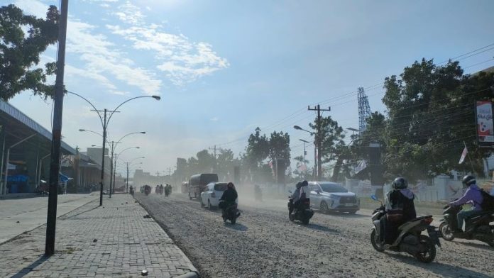 Jalan Williem Iskandar Medan dipenuhi dengan debu