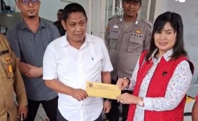 Plt Ketua DPC PDIP Tapteng, Sarma Hutajulu menyerahkan surat kepada Komisioner KPU Fadli Wanri Putra Hutagalung didampingi komisioner KPU, Abdul Haris Nasution. (f:feliks/mistar)