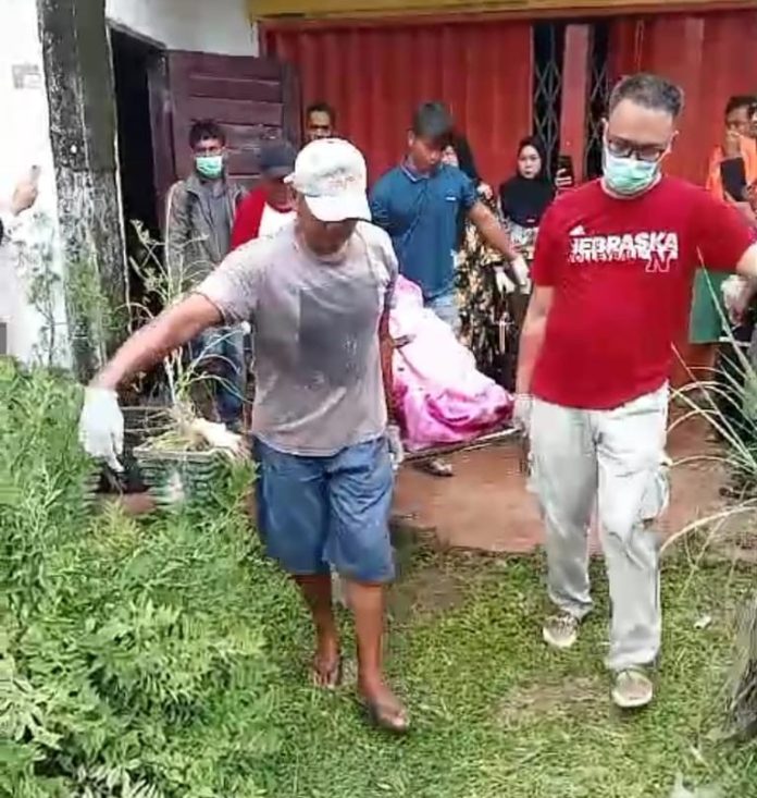 Kanit Propos Aipda R.Simanjuntak bersama masyarakat mengangkat jenazah dari TKP ke Ambulance menuju RSUD Kota Pinang