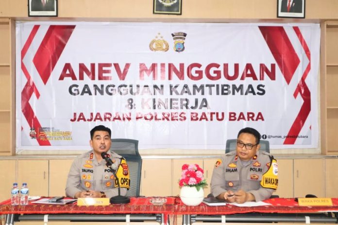 Kapolres Batu Bara AKBP Taufiq Hidayat Thayeb (kiri) sampaikan 10 hal terkait pengamanan Pilkada tahun 2024