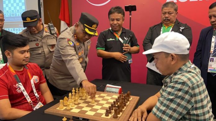 Kapolres Karo membuat langkah pertama dalam pertandingan catur PON XXI