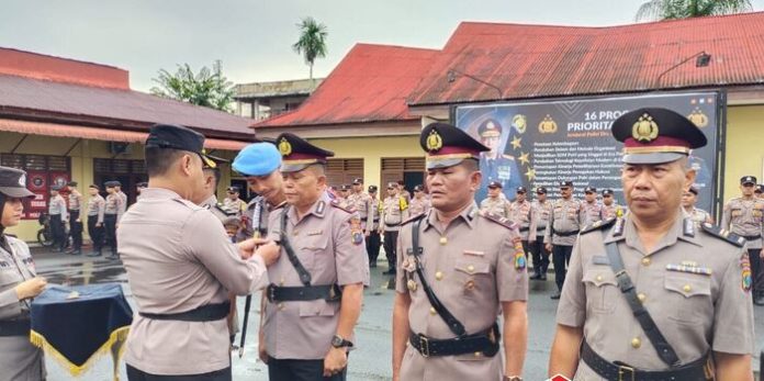 Kapolres Sibolga AKBP Achmad Fauzy memimpin Sertijab Pejabat Utama serta pengukuhan pejabat baru di Polres Sibolga. (f:ist/mistar)