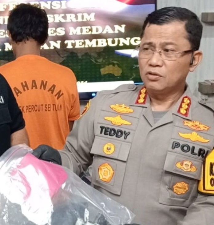 Kapolrestabes Medan Kombes pol Teddy Jhon Sahala Marbun menunjukkan barang bukti