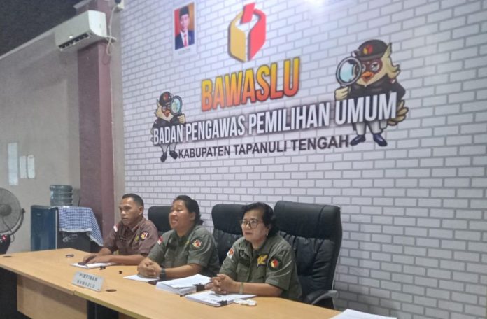 Ketua Bawaslu Tapteng, Sinta Sari Dewi Napitupulu didampingi Komisioner, Rommi Preno Pasaribu, dan Setia Wati Simanjuntak, saat konferensi pers