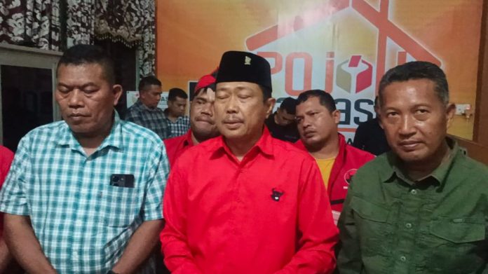 Ketua DPC PDI Perjuangan Labura Sunaryo didampingi Bapaslon Ahmad Rizal dan Darno