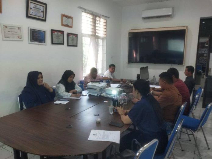 Komisioner KPU Medan saat menggelar rapat pleno secara tertutup terkait penetapan paslon peserta pilkada Kota Medan 2024