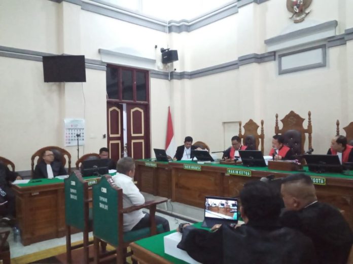 Mantan anggota DPRD Labuhanbatu, Rudi Syahputra, saat menjalani sidang pembacaan tuntutan