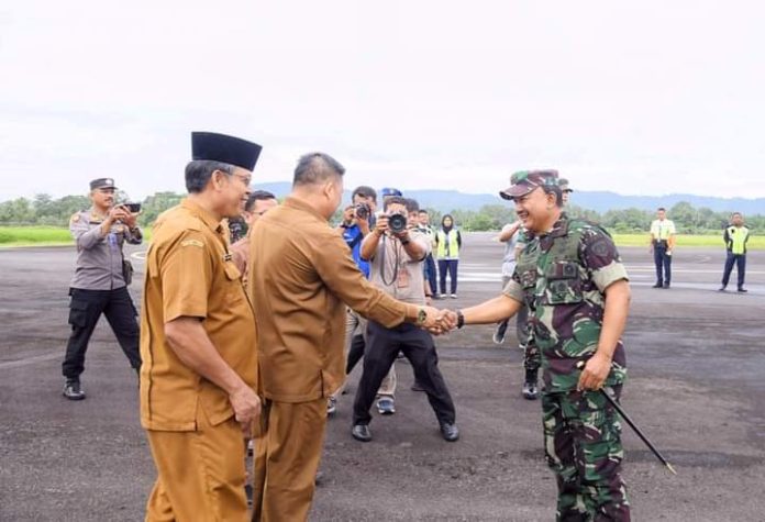 Sekretaris Daerah Tapteng, Erwin Hotmansah Harahap bersama Forkopimda turut menyambut kedatangan Marsdya TNI Tedi Rizalihadi dan rombongan di Bandara Udara Dr. Ferdinand Lumbantobing. (f:feliks/mistar)