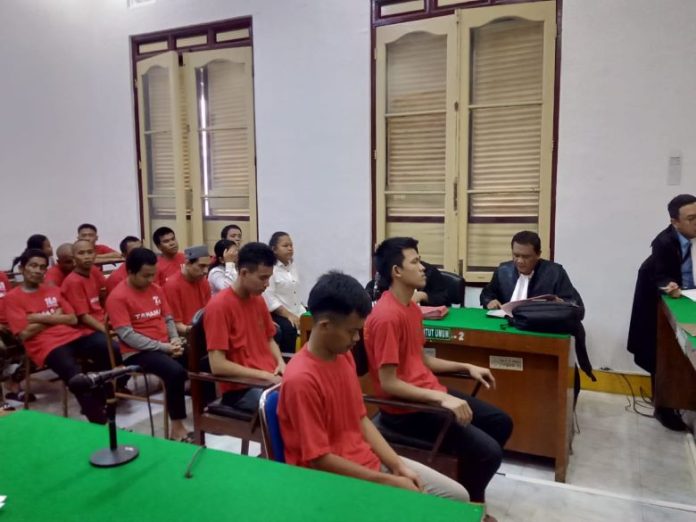 Para terdakwa saat menjalani sidang pembacaan tuntutan di PN Medan