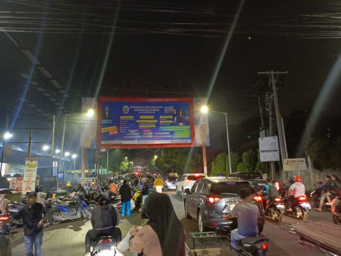 Parkir kendaraan di Badan Jalan Depan Mall Suzuya Gedung Merdeka.