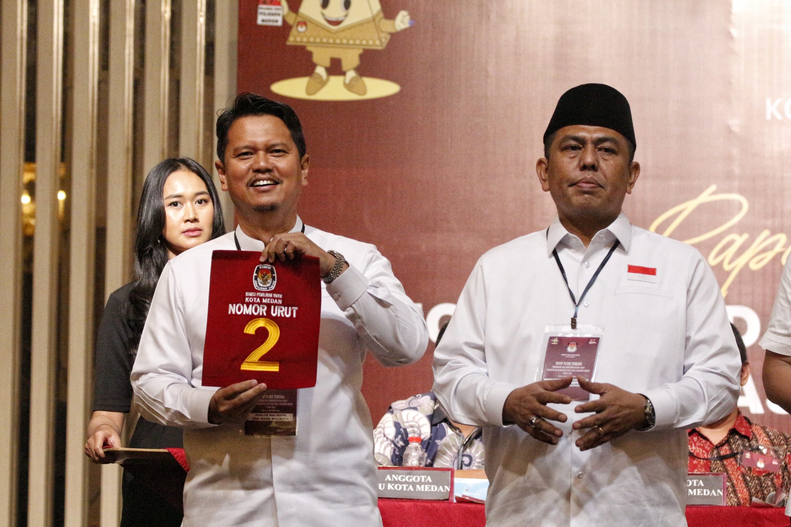 Pasangan Calon Wali Kota dan Wakil Wali Kota Medan Ridha Dharmajaya dan Abdul Rani menunjukkan nomor urut usai Rapat Pleno Terbuka Pengundian dan Penetapan Nomor Urut di Selecta, Medan