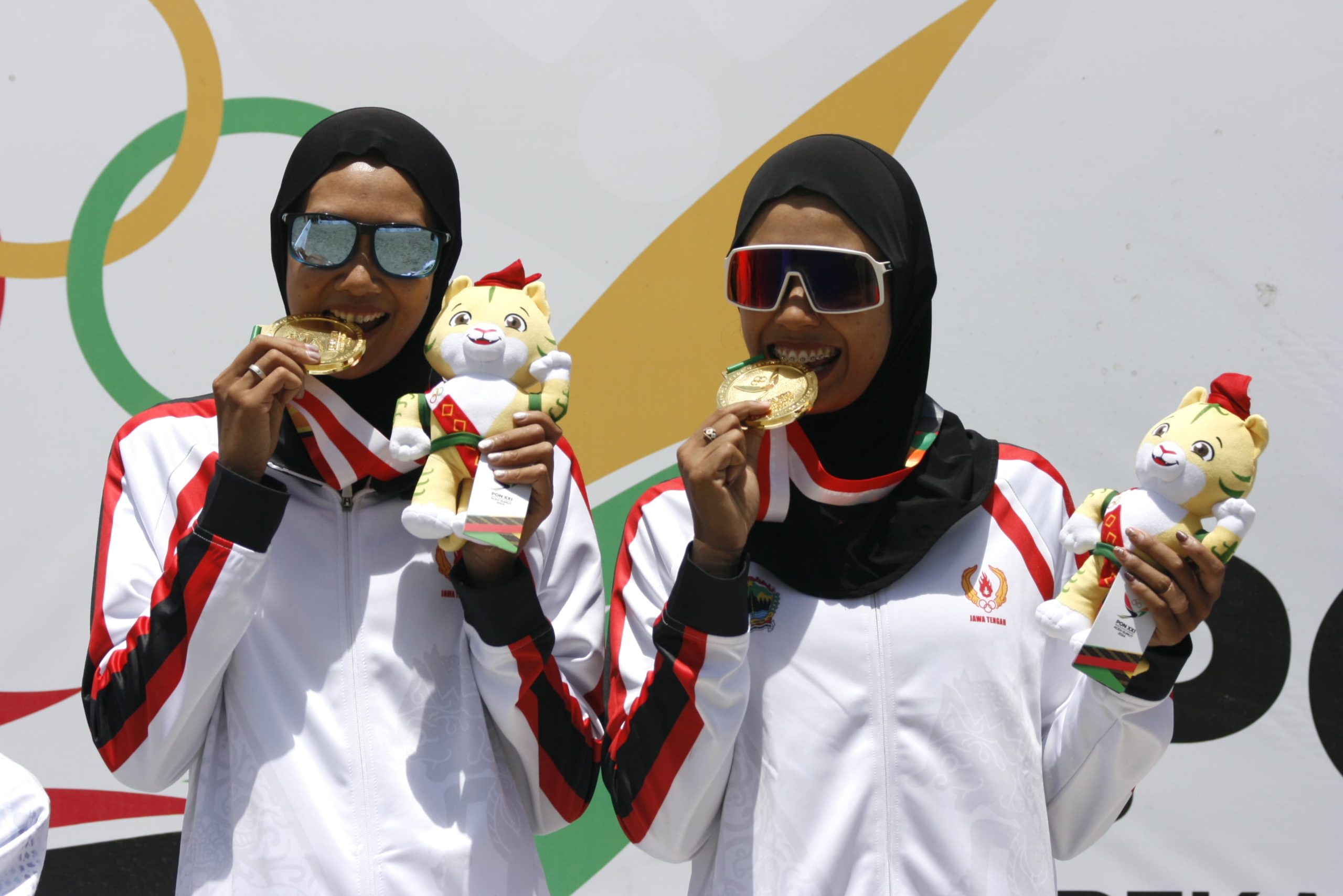 Pasangan Pevoli Pantai Putri Jawa Tengah Della (kiri) dan Devi (kanan) berpose menunjukkan medali usai Upacara Penghormatan Pemenang (UPP) Voli Pantai Putri PON XXI Aceh-Sumut di Pantai Indah Situngkir, Samosir