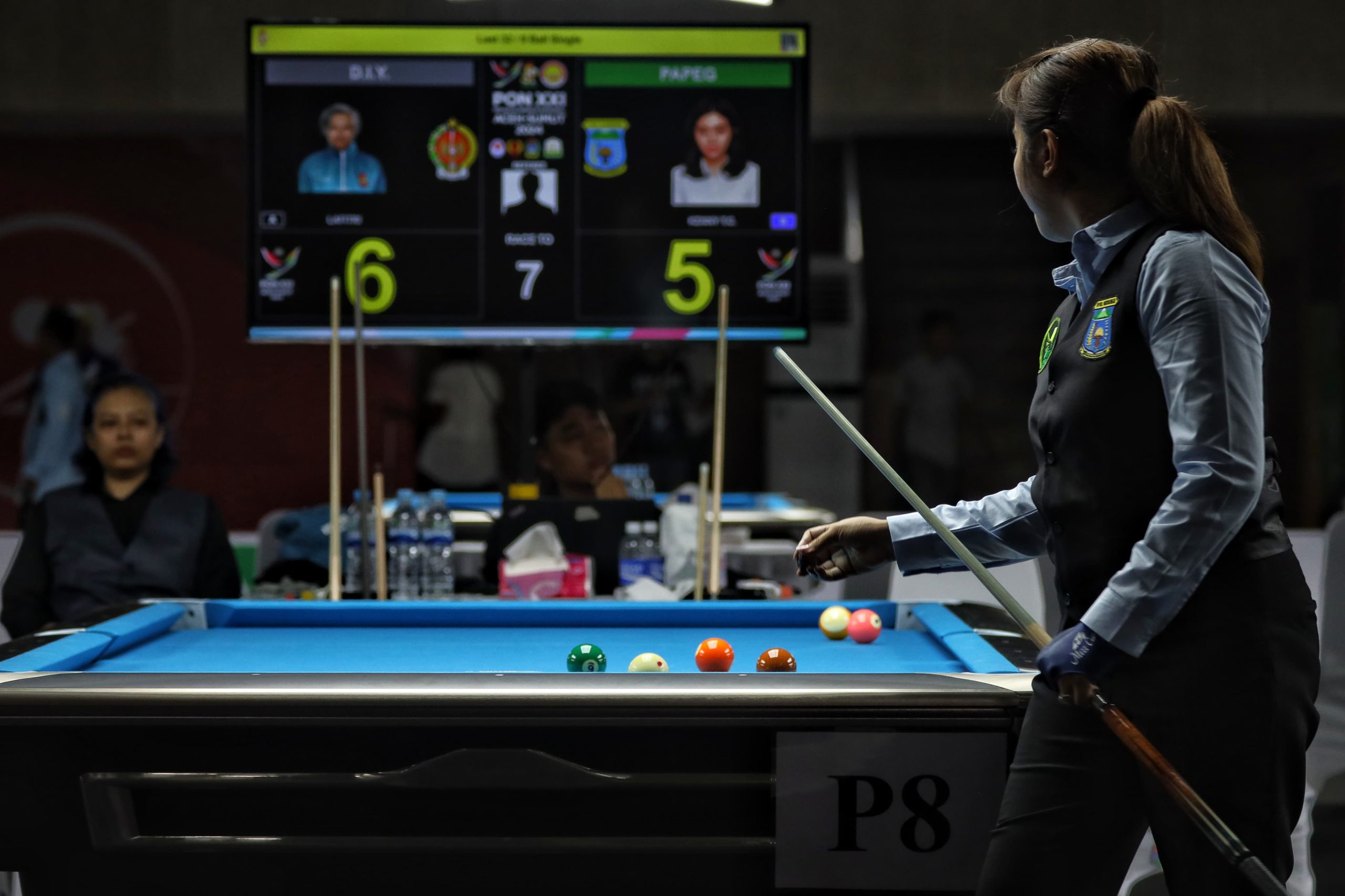 Pebiliard putri Papua Pegunungan Kenny T.C. melihat posisi bola pada pertandingan penyisihan Nine Ball Single Putri PON XXI Aceh-Sumut di Pardede Hall, Medan, Sumatera Utara