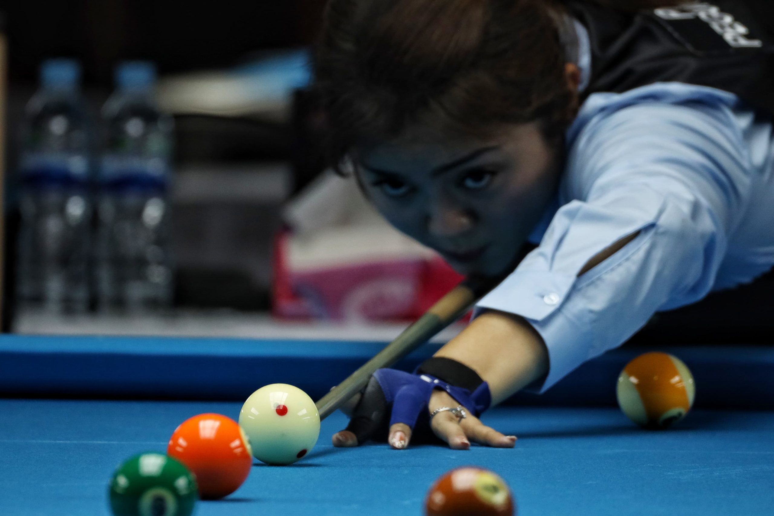 Pebiliard putri Papua Pegunungan Kenny T.C. membidik bola pada pertandingan penyisihan Nine Ball Single