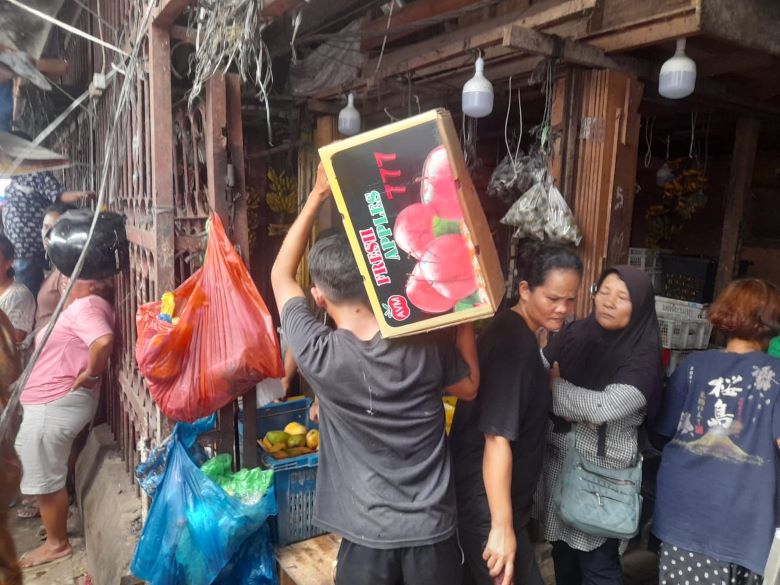 Pedagang buah selamatkan barang dagangannya saat Pasar Horas terbakar