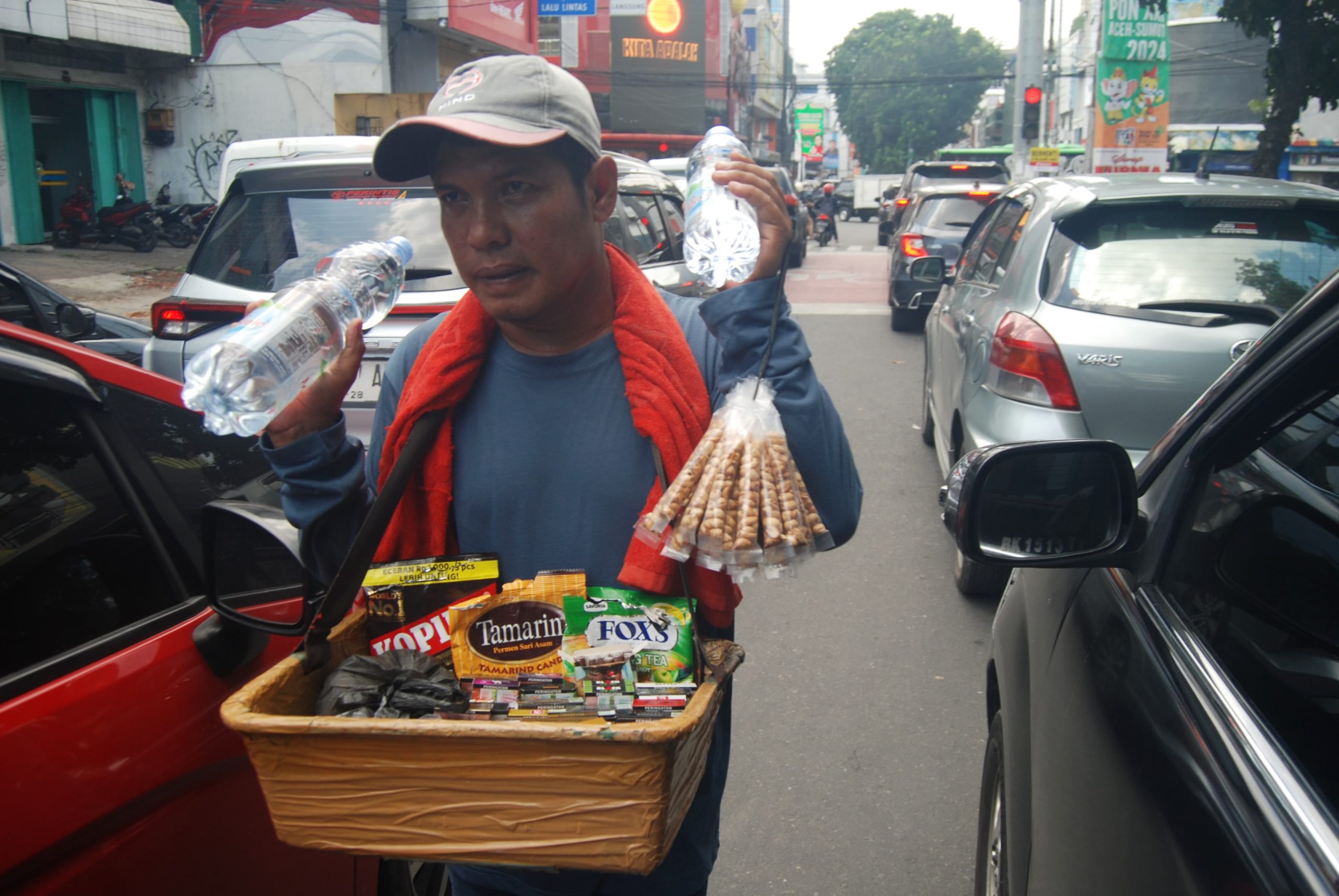 Pedagang rokok asongan di persimpangan lampu merah Jalan Brigjen Katamso, Medan bertahan saat digempur rokok ilegal