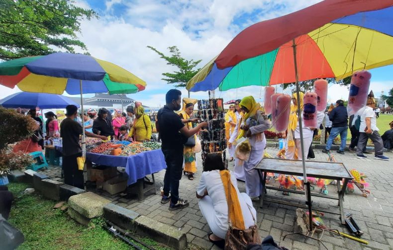 Pedagang sedang melayani pengunjung di acara PRB ke-34 Kabupaten Simalungun