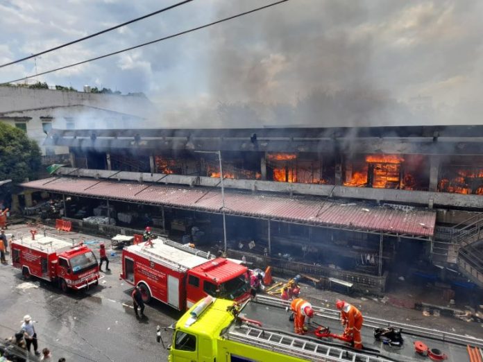 Pemadam kebakaran masih berupaya memadamkan api di Pasar Horas Siantar