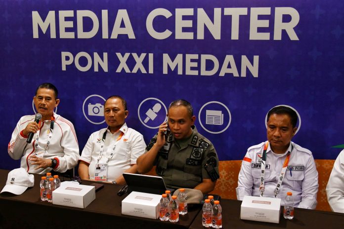 Pengurus Besar (PB) PON wilayah Sumut memberikan keterangan kepada wartawan saat konferensi pers terkait kesiapan pembukaan PON XXI di Medan