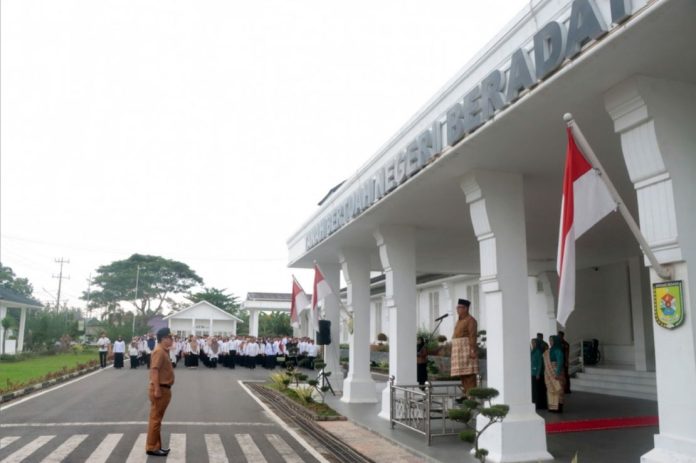 Penjabat Sementara (Pjs.) Bupati Sergai Parlindungan Pane pimpinan apel gabungan untuk pertama kalinya