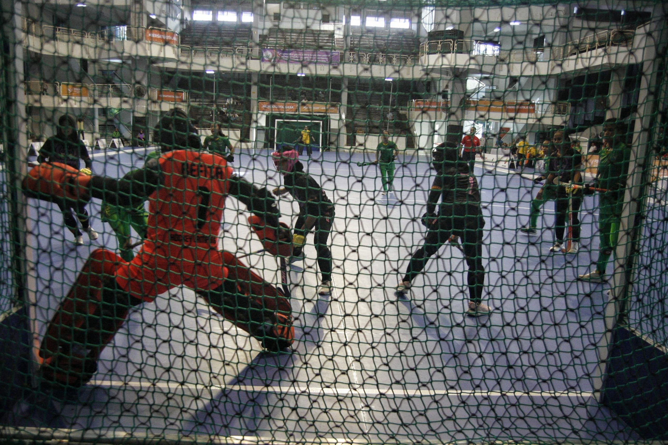 Penjaga gawang tim hoki indoor putri Lampung melakukan penyelamatan