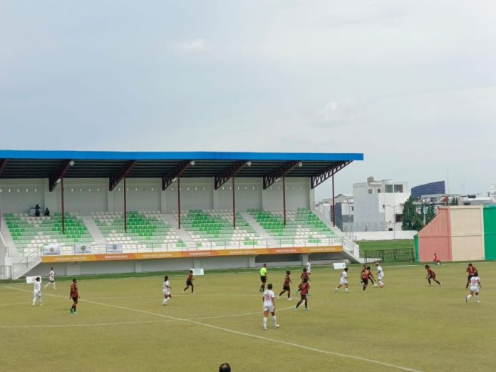 Pertandingan sepakbola putri antara DKI Jakarta melawan Papua.