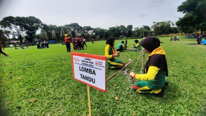 Peserta lomba tandu dari MAN Pematangsiantar, Raisya dan Keyla saat memulai memasang tandu