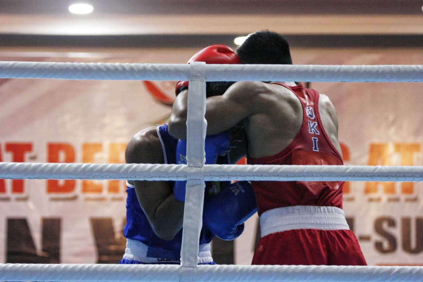 Petinju DKI Jakarta Asri Udin (kanan) dan petinju Sulut Nolvy Engkeng (kiri) saling rangkul pada final tinju kelas 54-57 kilogram putra PON XXI Aceh-Sumut 2024 di GOR Nomensen, Pematangsiantar