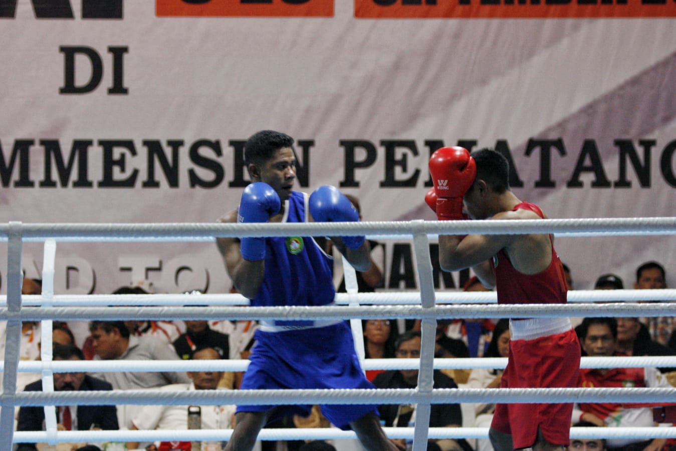 Petinju DKI Jakarta Asri Udin (kanan) melakukan pertahanan dari serangan petinju Sulut Nolvy Engkeng (kiri) pada final tinju kelas 54-57 kilogram putra PON XXI Aceh-Sumut 2024 di GOR Nomensen, Pematangsiantar