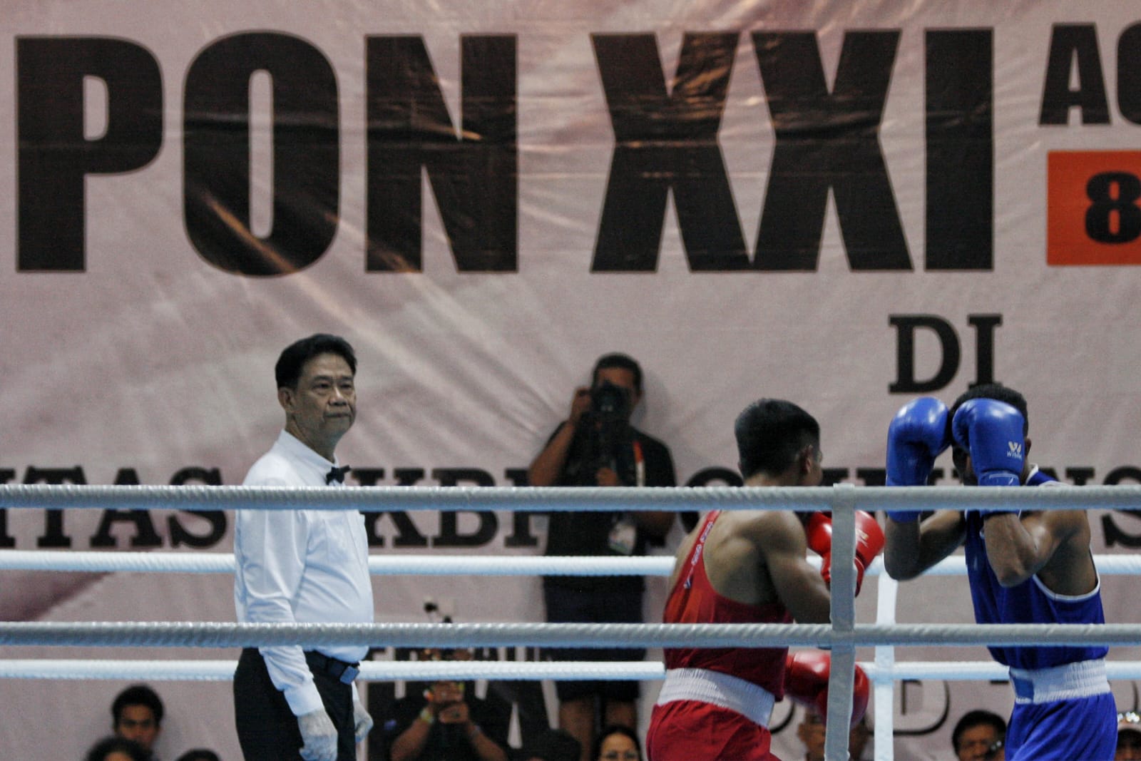 Petinju DKI Jakarta Asri Udin (kiri) dan petinju Sulut Nolvy Engkeng (kanan) saling menunggu momentum pada final tinju kelas 54-57 kilogram putra PON XXI Aceh-Sumut 2024 di GOR Nomensen, Pematangsiantar