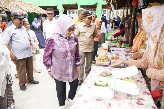 Plt Bupati Labuhanbatu dan Wakil ketua DPRD mengunjungi pasar jajanan tradisional ranto