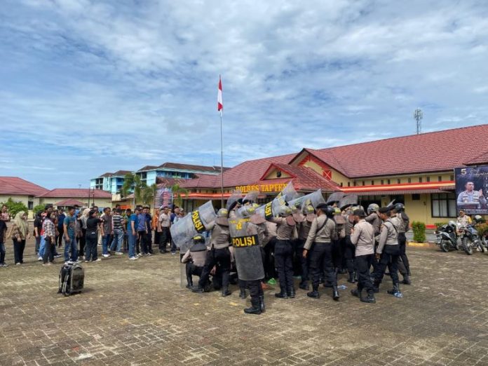 Polres Tapteng meningkatkan pelatihan pengendalian masyarakat (Dalmas) oleh personel Sat Samapta Polres Tapteng yang berlangsung di lapangan Mapolres Tapteng