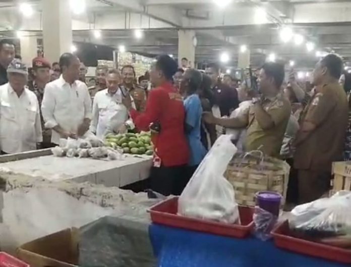 Presiden Jokowi membeli mangga di Pajak Delimas Lubuk Pakam