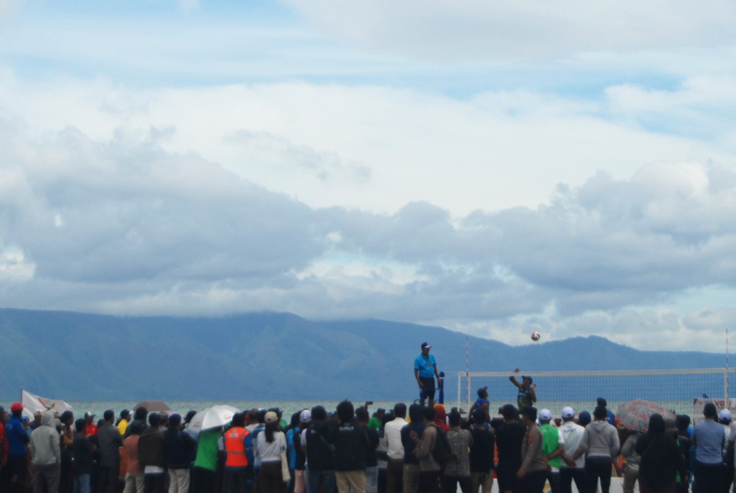 Ratusan penontong padati lokasi pertandingan final voli pantai putra di Pantai Indah Situngkir, Samosir