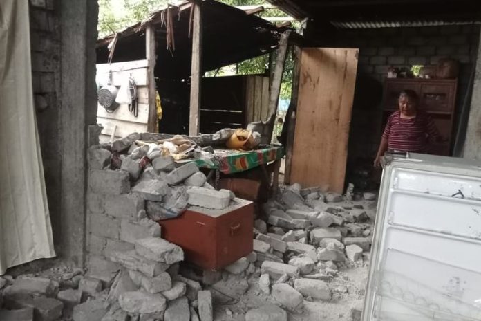 Rumah rusak akibat gempa Morotai