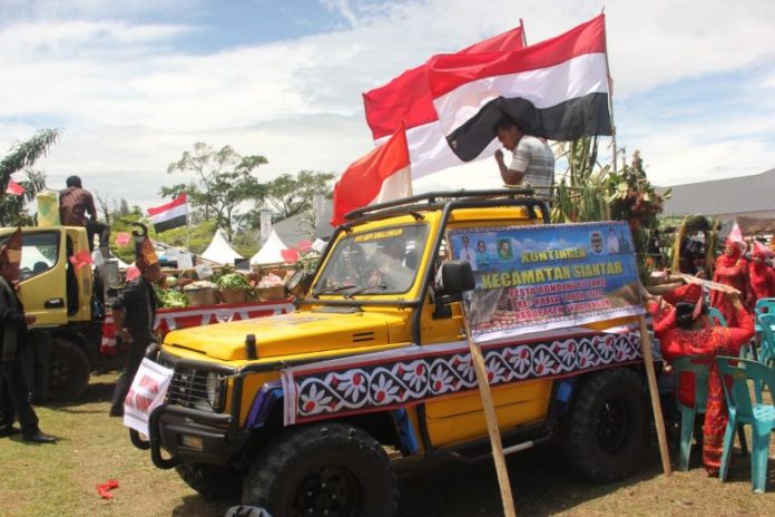 Salah satu kontingen mobil hias dalam kegiatan PRB ke-34 Kabupaten Simalungun