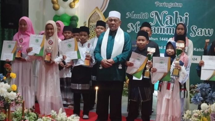 Sejumlah pelajar menerima hadiar usai memenangi Lomba Virtual Syarhil Quran