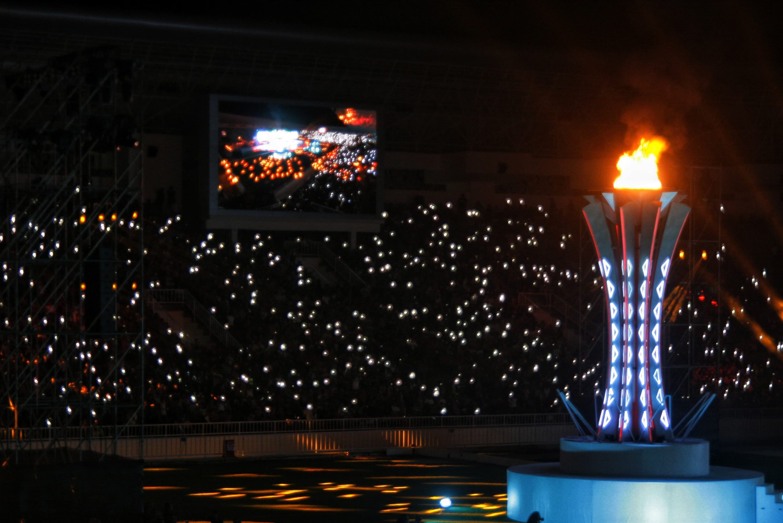 Suasana api obor pada penutupan PON XXI Aceh-Sumut 2024 di Stadion Utama Sumatera Utara, Sumut Sport Centre, Deli Serdang