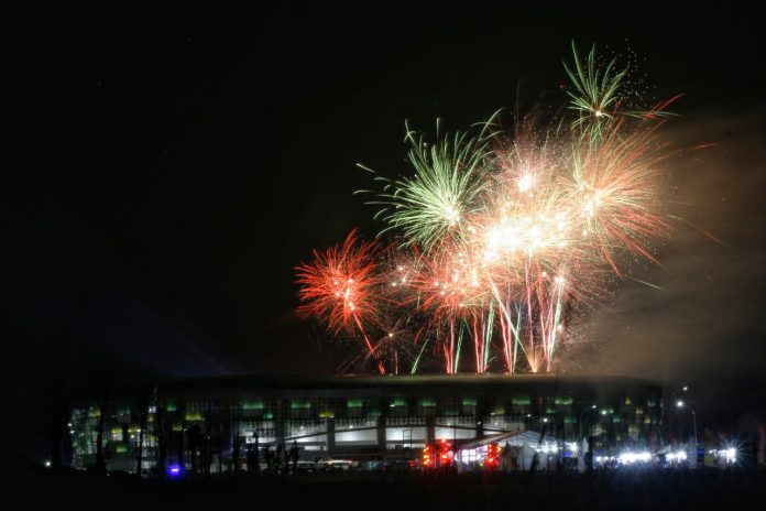 Suasana pesta kembang api memeriahkan penutupan PON XXI Aceh-Sumut 2024 di Stadion Utama Sumatera Utara, Sumut Sport Centre, Deli Serdang