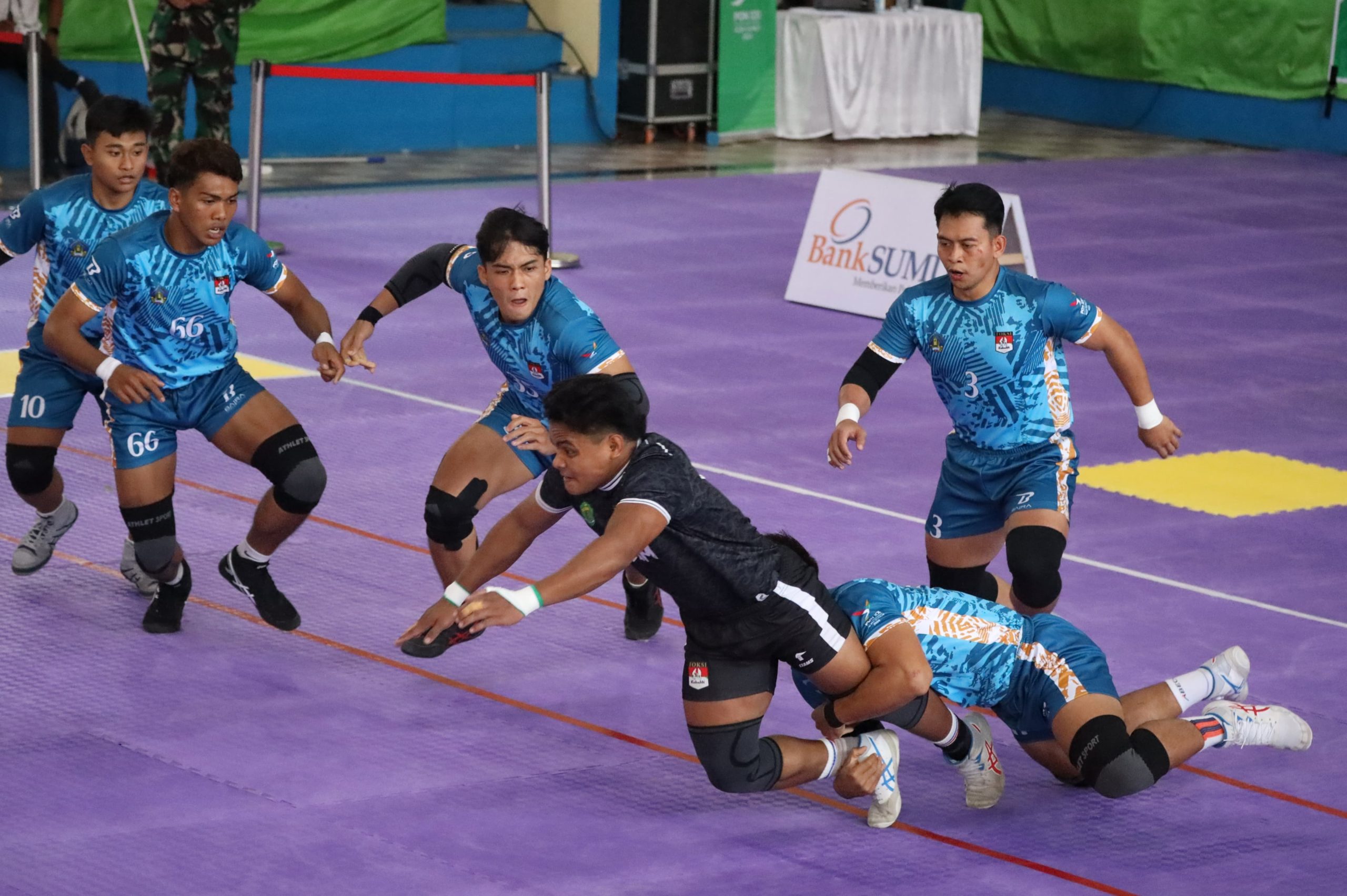 Tim Kabaddi Bali coba menghentikan pergerakan atlet Kabaddi Kaltim pada laga final Kabaddi Putra PON XXI Aceh-Sumut 2024