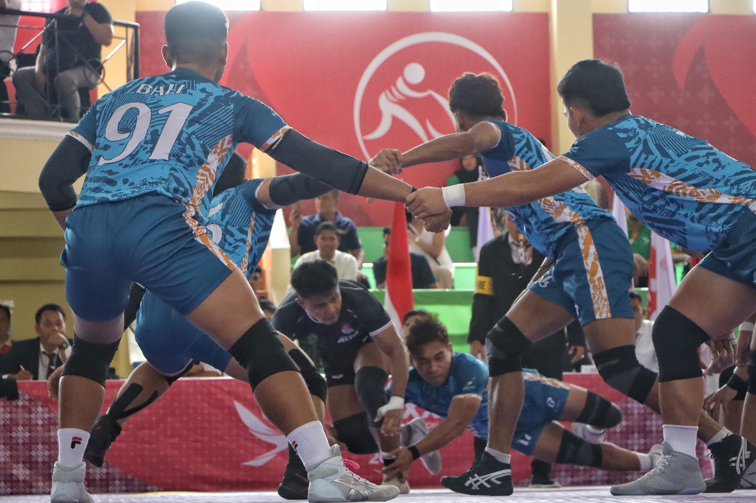 Tim Kabaddi Bali melakukan penjagaan ketat terhadap atlet Kabaddi Kaltim, pada laga final Kabaddi Putra PON XXI Aceh-Sumut 2024